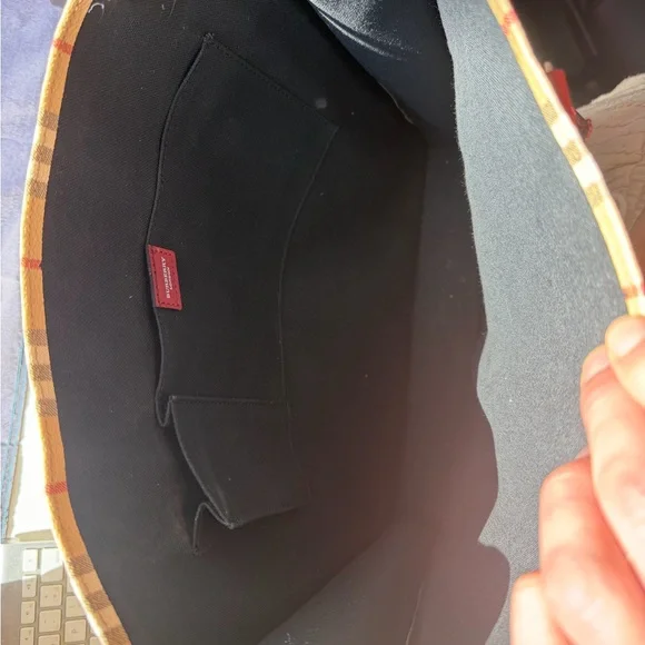 Burberry Tote Preowned In Great condition - Picture 7 of 9
